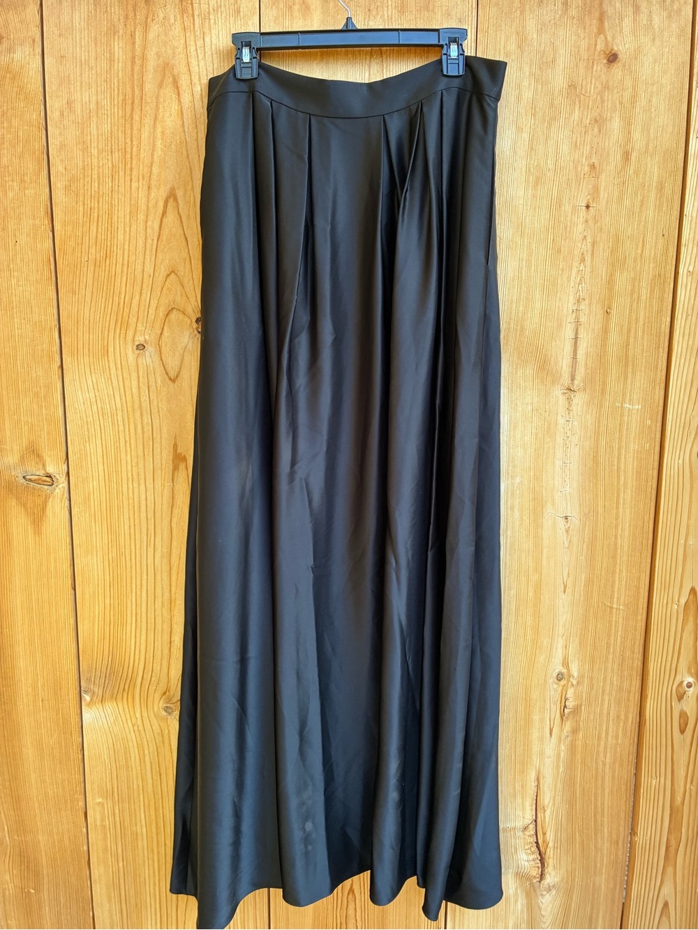 NWOT ST. JOHN Liquid Satin Shirt in Black
Size 12 - Picture 9 of 13